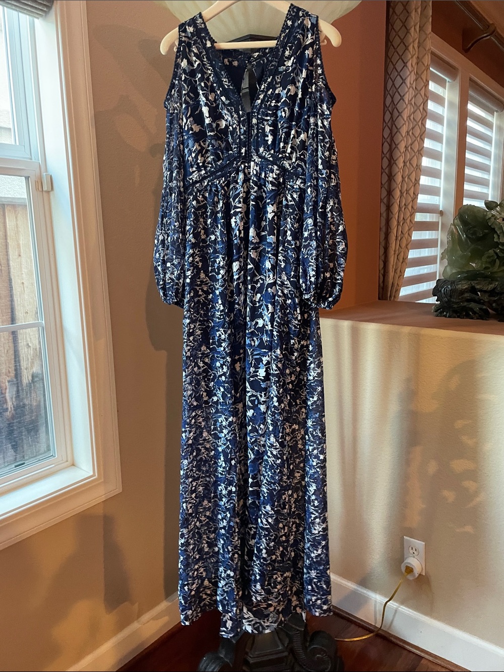 Beautiful Whit house Black Market Blue Floral Cold-Shoulder Maxi Dress